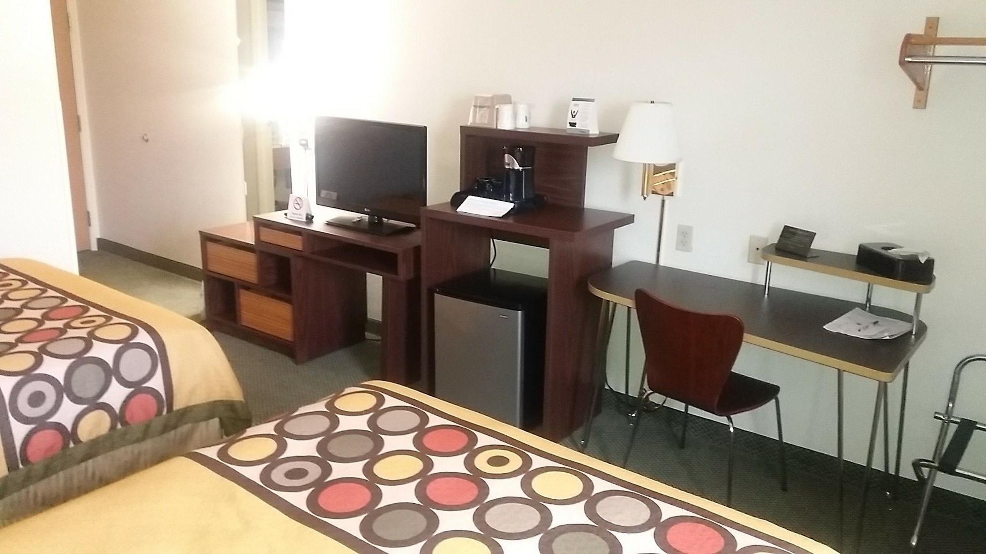 Super 8 By Wyndham West Middlesex/Sharon Area Hotel Bagian luar foto