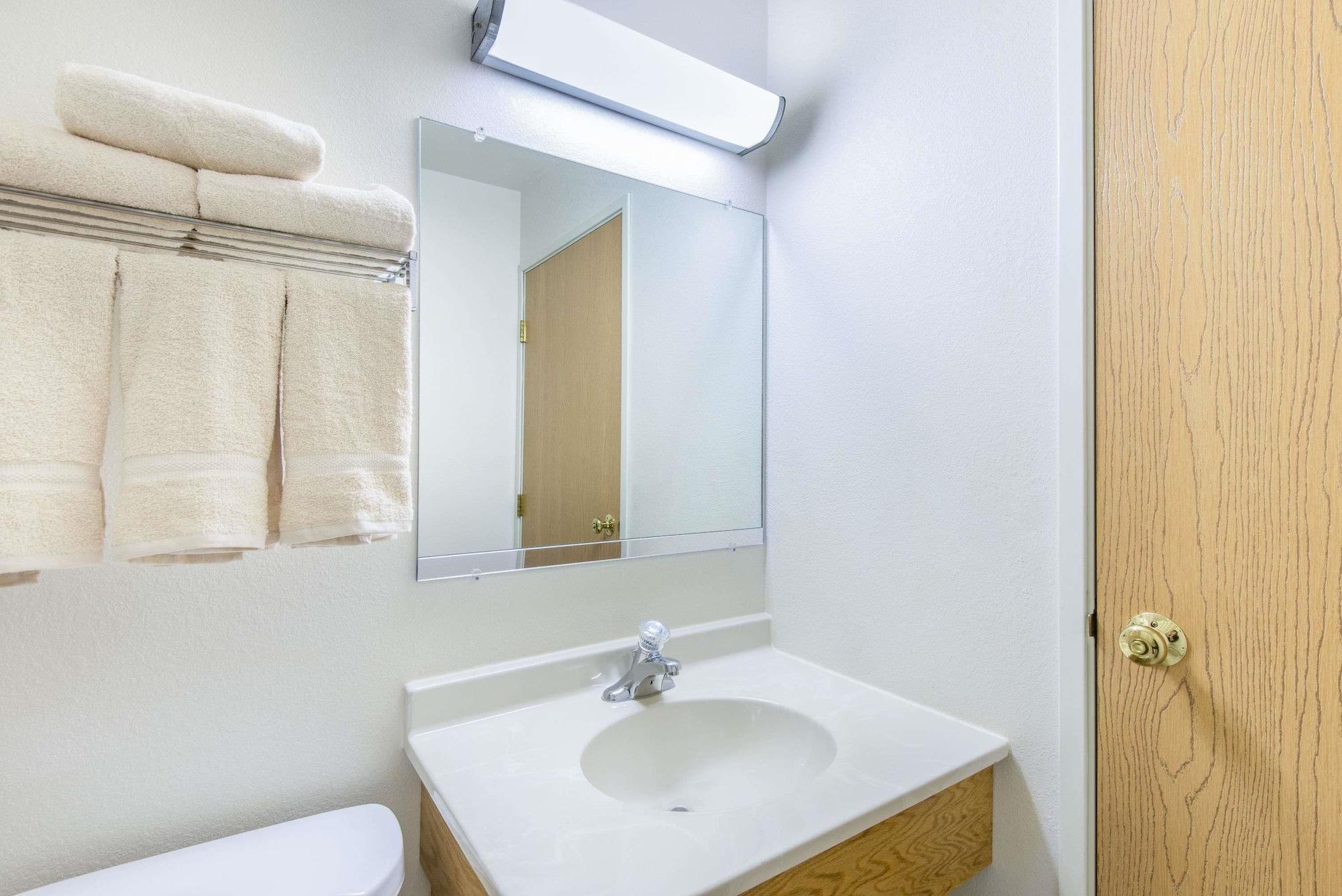 Super 8 By Wyndham West Middlesex/Sharon Area Hotel Bagian luar foto