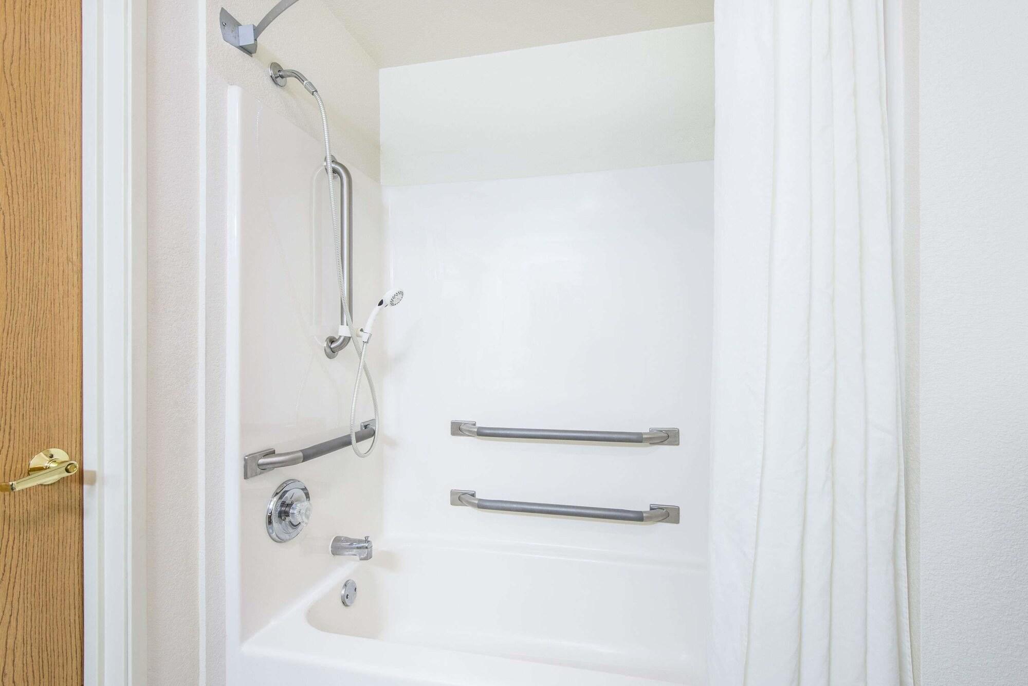Super 8 By Wyndham West Middlesex/Sharon Area Hotel Bagian luar foto