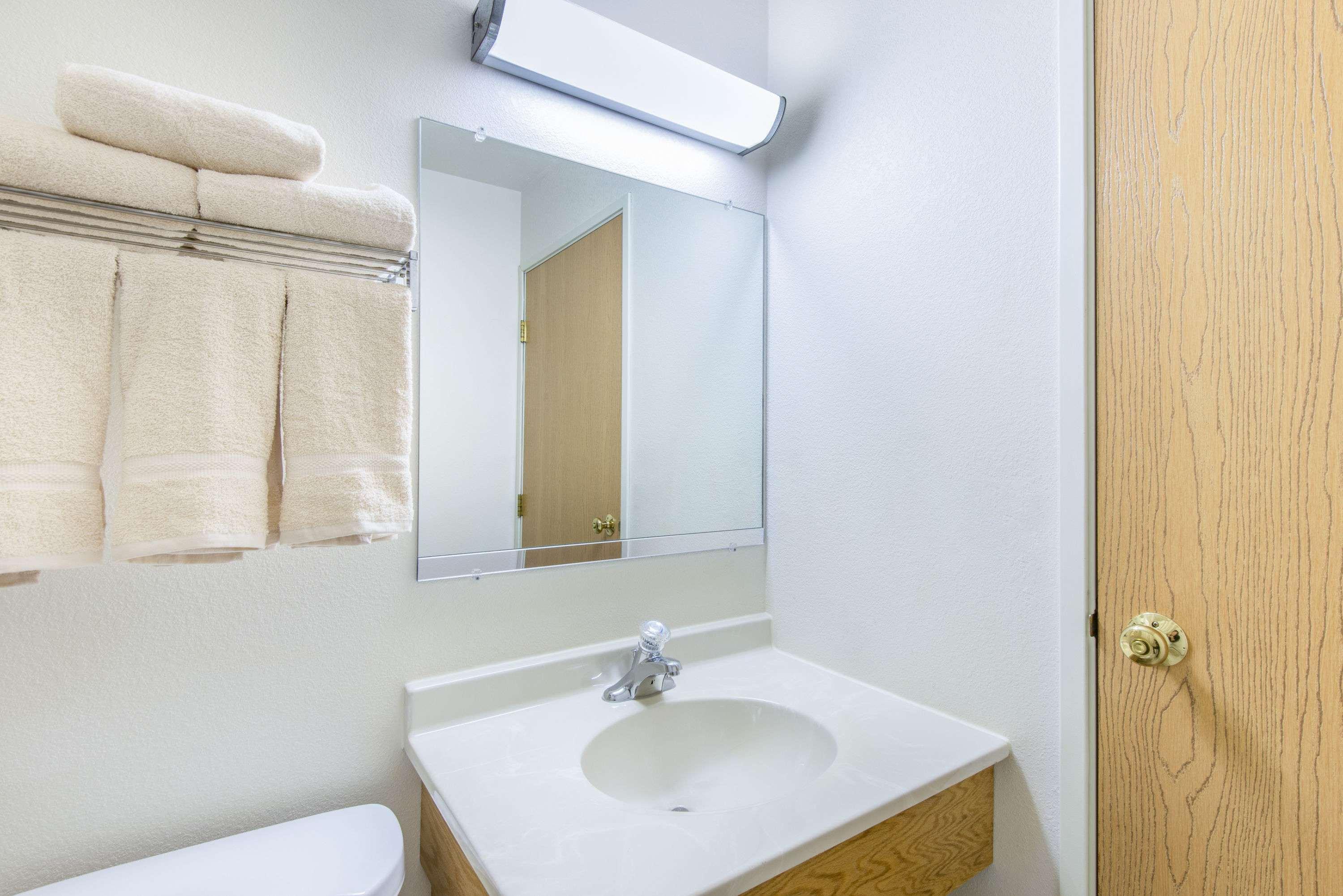 Super 8 By Wyndham West Middlesex/Sharon Area Hotel Bagian luar foto